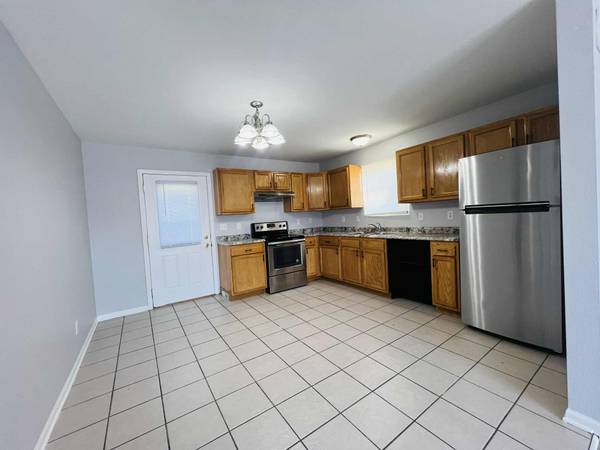 $1,850 / 3br - Gorgeous 3 Bedroom, 1 Bath, Upper Apartment (Kenosha)63774369137153122