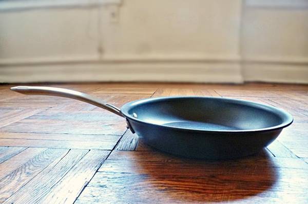 Kirkland Heavy Gauge Professional Hard Anodized 12" Non-Stick Pan 1