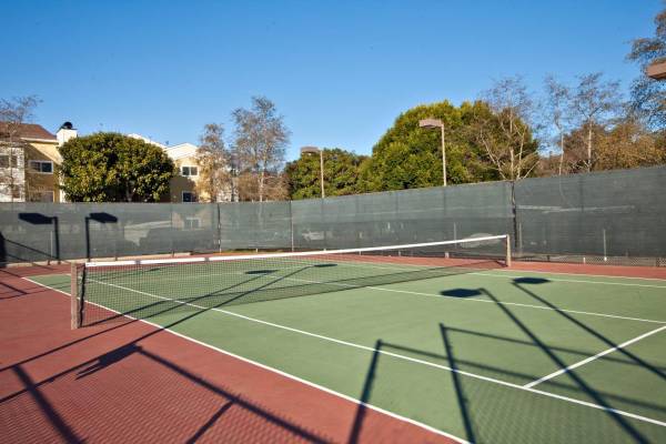 $3,045 / 2br - 975ft2 - Central AC+Heat, Assigned Parking, Immediate Access to the I-5 Freeway63663973435011123