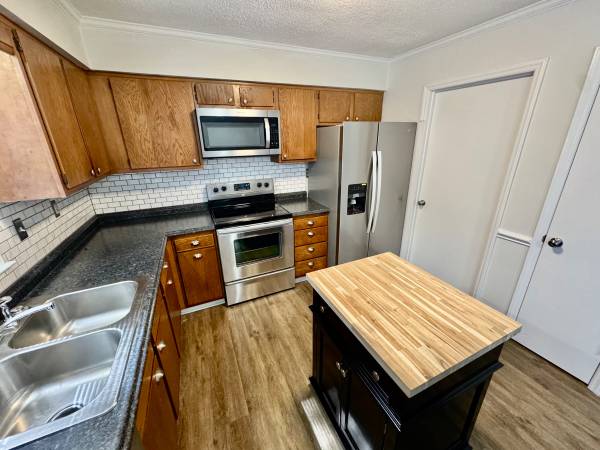 $1,400 / 3br - 1470ft2 - 3 Bedroom in Twin Oaks!! (Greenville)63897185694338124