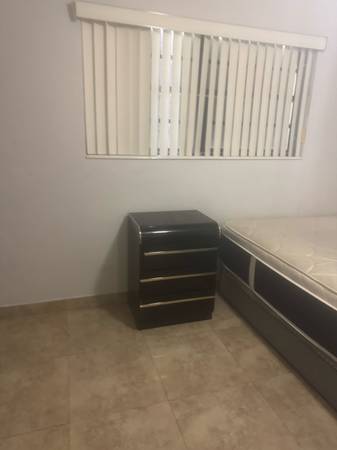 $1,000 / 1br - Private room in west Hialeah (Hialeah)64051002828803124
