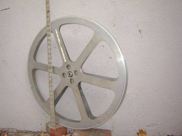 Vintage Hollywood-Large 16mm floating hub reel 1