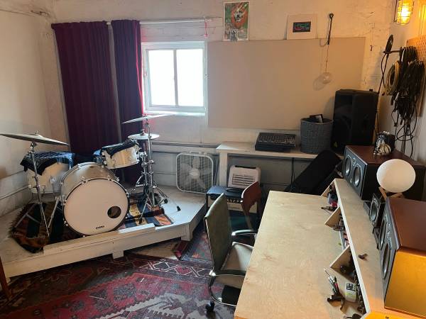 Production room / writing room / practice space share available (Brooklyn)63923588525187120