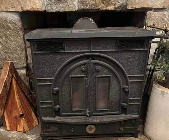 Consolidated Dutchwest cast-iron wood stove with flex line chimney lin 1