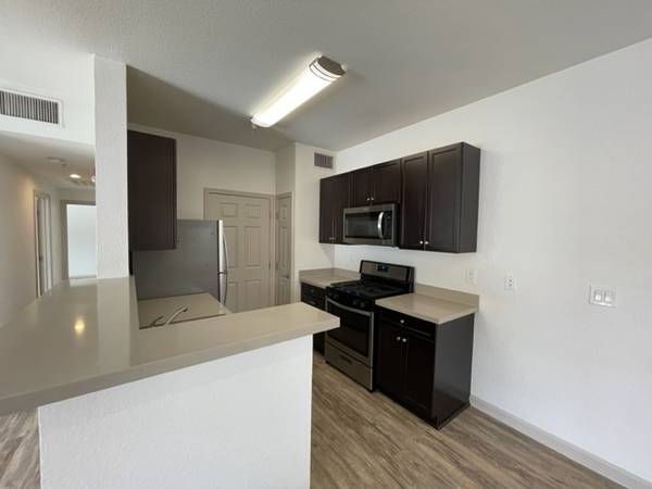$2,589 / 2br - 1016ft2 - Bright Corner 2-Bedroom with Garage – Available Now! (Roseville)63961336205954123
