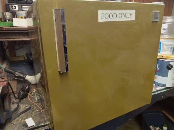 SMALL MINI FRIDGE  2.4 CuFT. 1