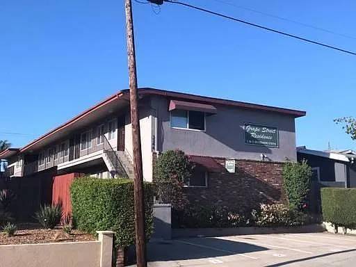 $1,090 / 2br - 800ft2 - 2 bedroom 1 bath with one off street parking space! (San Diego)63998456912898120