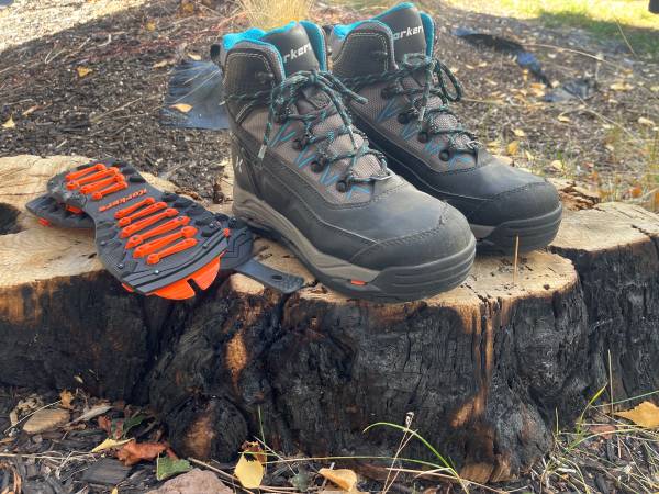 Women’s size 6 corkers with extra ice accessory Snap on tread 1