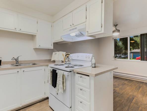 $1,450 / 2br - Convenient Two Bedroom - Off-Street Parking - Washer & Dryer Hookup (Rockwood Area)63841708265091122