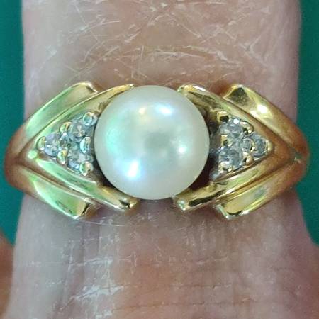 14k Solid Gold Pearl and Diamond Ring 1