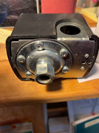 Pressure Switch! 30 PSI-On, 50 PSI-Off, Excellent Condition! 1