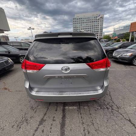 2011 TOYOTA SIENNA LE - TRACCIÓN EN LAS CUATRO RUEDAS - ¡GARANTÍA GRATIS POR 3 MESES! - $8,500 (VIENNA, VA)63616289826177124