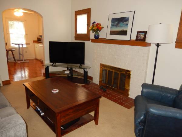 $1,350 / 2br - Tranquilo y muy deseable barrio al este (Bloomington-Normal)63700508718465122