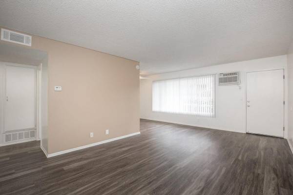 $2,130 / 1br - 687ft2 - Easy Access to the 5 Freeway, Assigned Carports, Gated Access (Near Old Town Tustin)64027919553026124