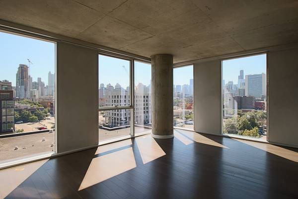 $3,405 / 2br - Renovated 2bed with washer/dryer in unit and hw floors-huge pool (Near North/Downtown)64041643264387121