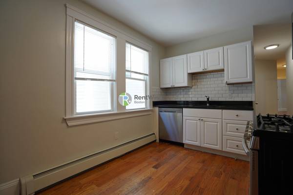 $3,400 / 3br - Available Now! Fantastic E. Cambridge 3 Bed, Pets ok. W/D in unit! (East Cambridge)63931250672642120