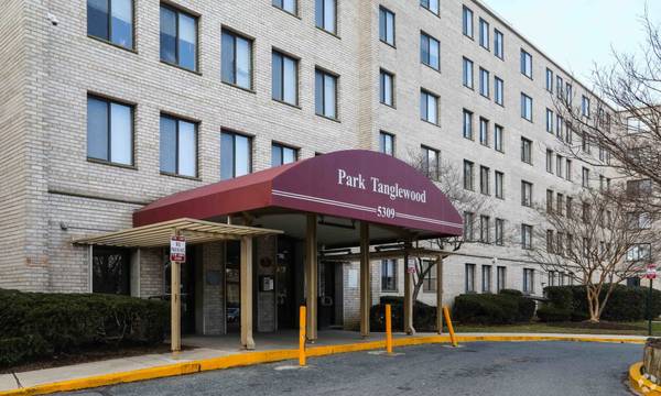 $2,214 / 2br - 950ft2 - Vinyl Flooring, Carpet, Cable Ready (5309 Riverdale Rd, Riverdale Park, MD)63916875762178124