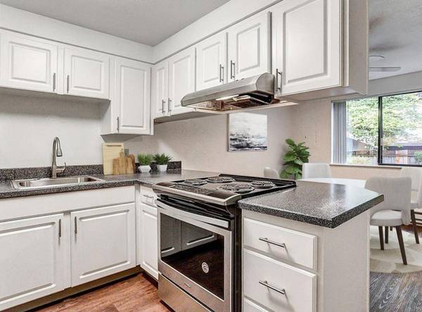 $1,545 / 2br - $500 DE AHORRO + Piscina Temporada con Solárium - Se Aceptan Gatos y Perros (Powell Butte)63841708744577122