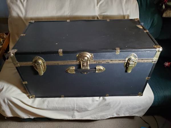 Vintage Steamer Blue Trunk, Storage, Dorm Some wear 1