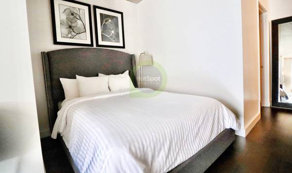$2,025 / 1br - River North Modern Convertible/1 Bedroom w/ in unit w&d (River North)63959878969346124