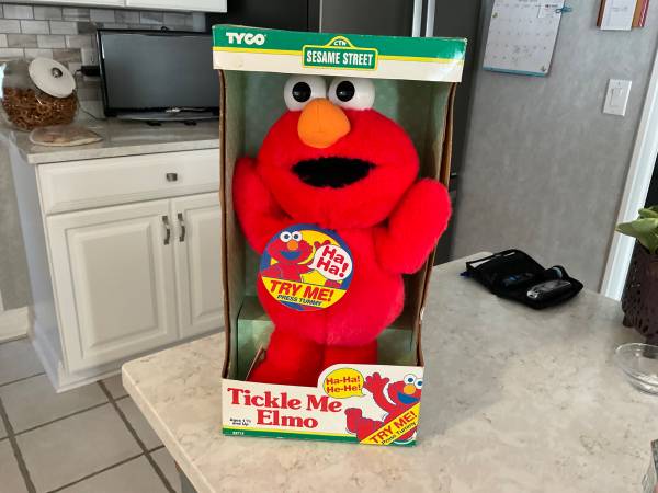 Tyco. Tickle me ELMO 1
