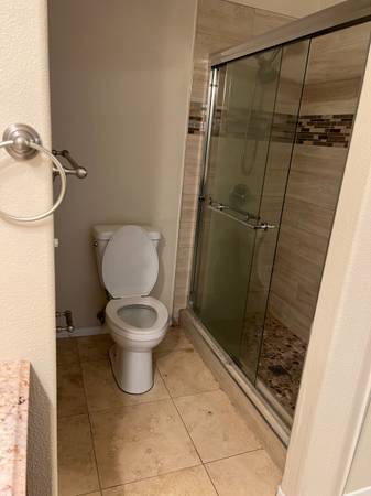 $1,400 / 1br - 949ft2 - Spacious and Bright Master Bedroom for Rent. Tons of Parking on site. (92130)63663704925057120