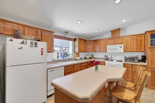 $245,000 / 3br - 2072ft2 - JUST REDUCED Undeniably Delightful! Manufactured in Grass Valley.63952110974082124