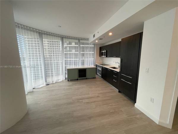 $5,050 / 2br - Fully open kitchen with large windows (55 SW 9th St)64051007628417122