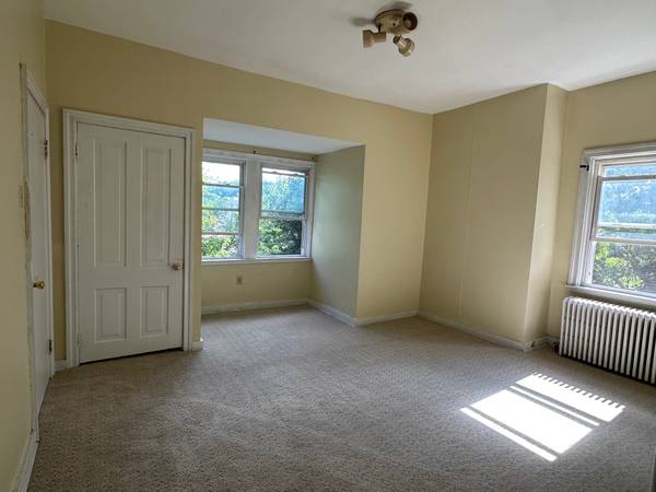$1,090 / 2br - 1100ft2 - Big Apt. with nice view (Crafton)64013366621569120