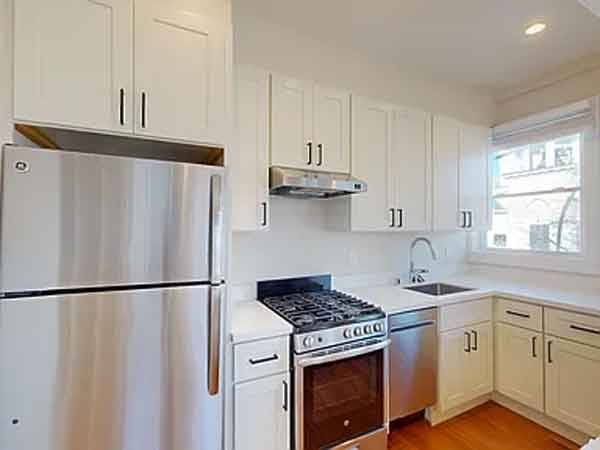 $835 / 1br - Second-Floor Studio Live in the heart of 44th St, New York, NY (New York)63978411904130121
