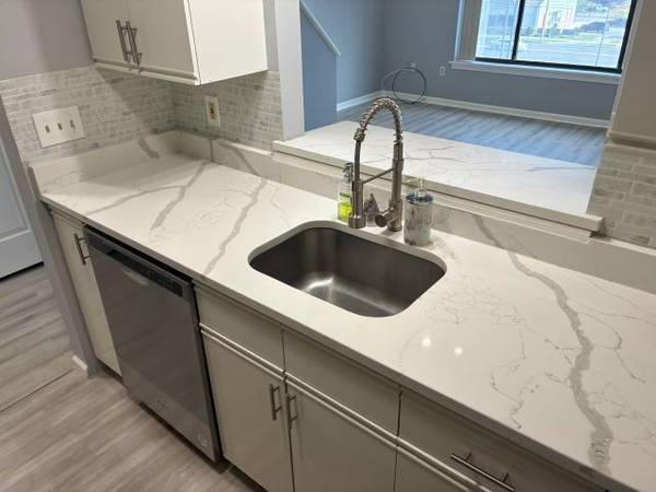 $1,700 / 1br - "Hamden Commons" CONDOMINIUM ..................... (Hamden)64010331995009121