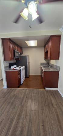 $2,395 / 2br - Apartamento de dos habitaciones renovado con estacionamiento y lavandería en el lugar (National City)63663940456451120