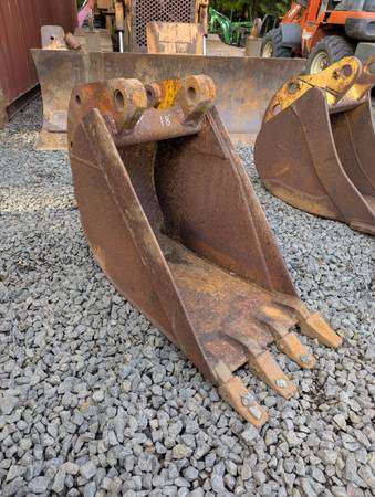 18" John Deere Backhoe Bucket 1