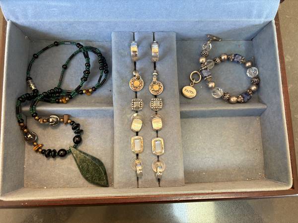 Several nice earrings, a bracelet and a necklace 1