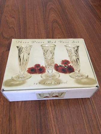 Three piece 7" bud vase set 1