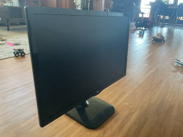 LG monitor for sale. ( 15 inchs vertically) ( 21 inchs horizontally)    Call or  1