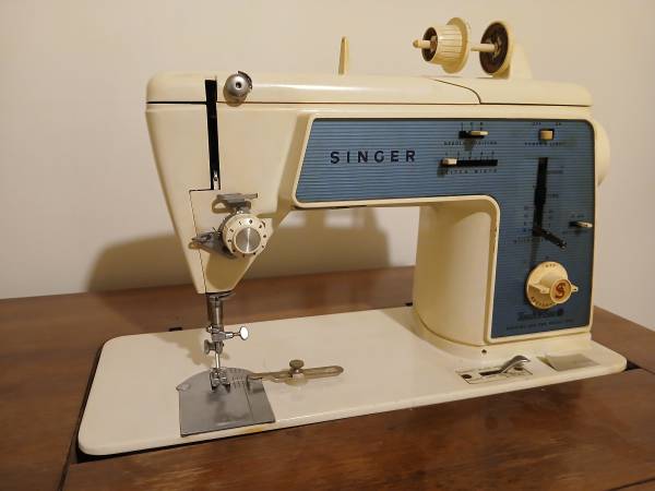 Singer sewing machine table with manual and foot pedal 1