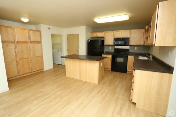 $1,105 / 2br - 916ft2 - 2 BD, Elevator, Walk-in Closet (301 2nd Street East, Williston, ND)63685381645313120