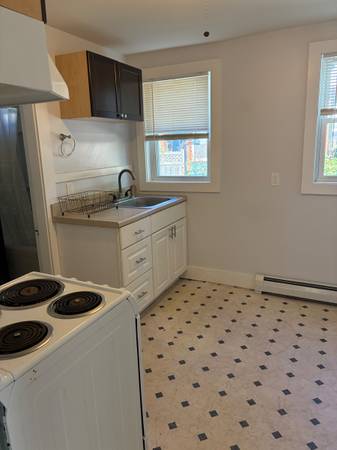 $1,075 / 1br - Florence Studio (North Main St)64016883952131121