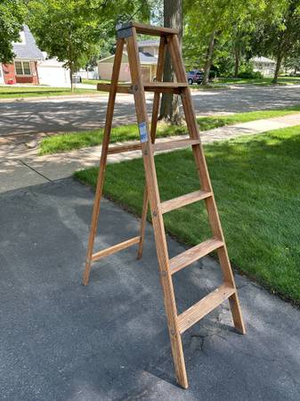 Escalera plegable de madera de 6 pies con estante para pintura - $35 (Waukesha)63470634539009120