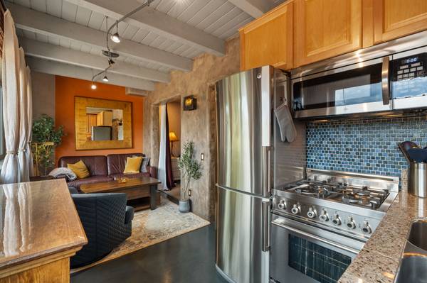 $1,900 / 1br - 500ft2 - Tranquilo, elegante, casita amueblada, todos los servicios incluidos, vistas a la montaña (Santa Fe, Sol Y Lomas / Hospital St. Vincent)63659849835905123