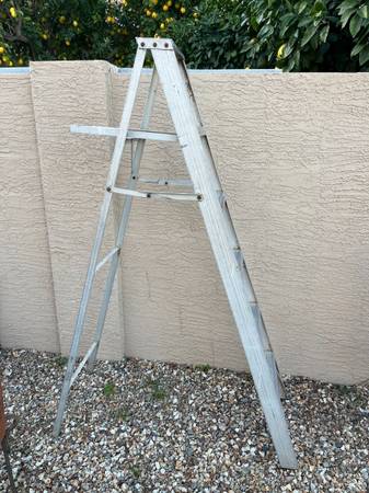 6' ALUMINUM STEP LADDER 1