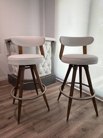 Bar with 2 Bar Stools 1