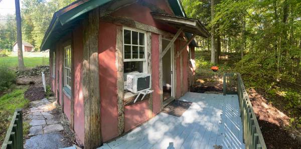 $1,800 / 500ft2 - Very Private - Unique Arts and Crafts 1912 (Redding)63945361058306122