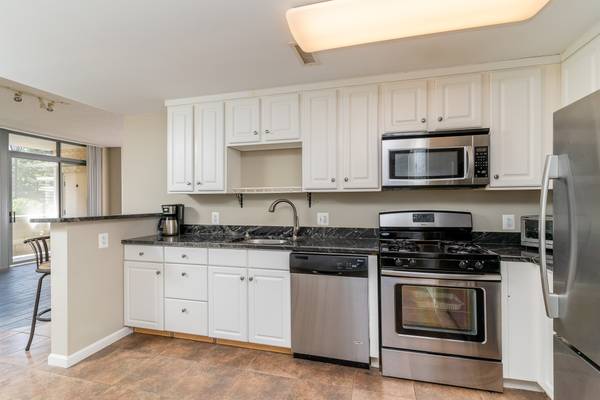$2,395 / 2br - 1156ft2 - Move In Today: 2 Bed - 2 Bath Luxury Apartment w/Parking on Redline (Pike & Rose / White Flint / North Bethesda)63822079228035121