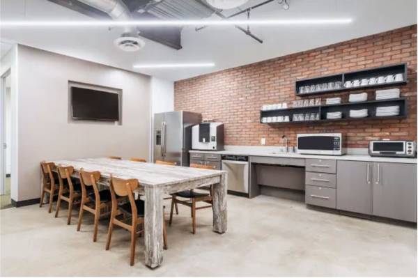 $2,850 / 213ft2 - 15% DE DESCUENTO en Ventanas de Piso a Techo | Vistas al Río Trinity | Espacio de Oficina (1751 River Run Westbend, Suite 200, Fort Worth)63867601964161124