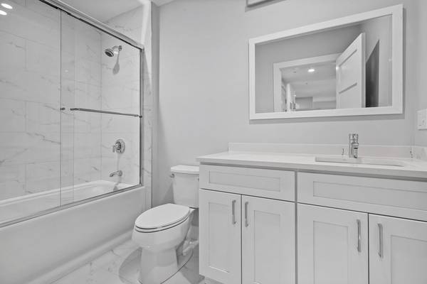 $3,100 / 2br - 1116ft2 - Apartamento moderno de 2 habitaciones / 2 baños - Piso superior - A pasos de North Quincy en alquiler (Boston)63655235973891123
