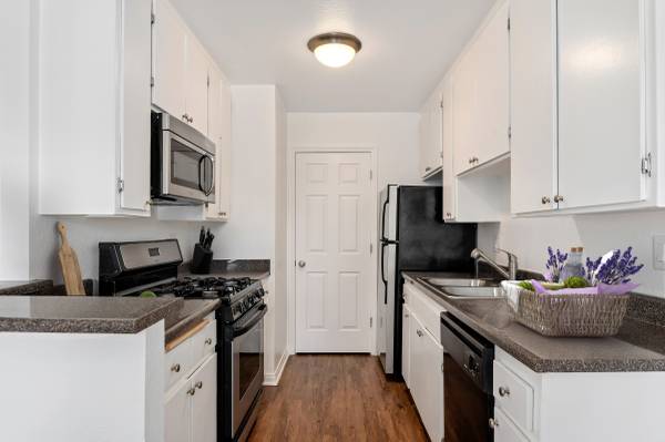 $2,995 / 3br - 1050ft2 - ¡Unidad mejorada de tres habitaciones y dos baños en Sunset Cove Apartments! (Oxnard)63800474500097124