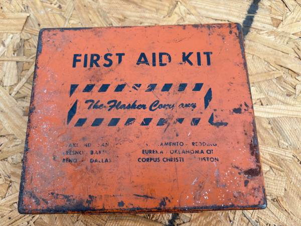🧰 Vintage Industrial First Aid Kit – Flasher Co. – Mid-Century Metal 1