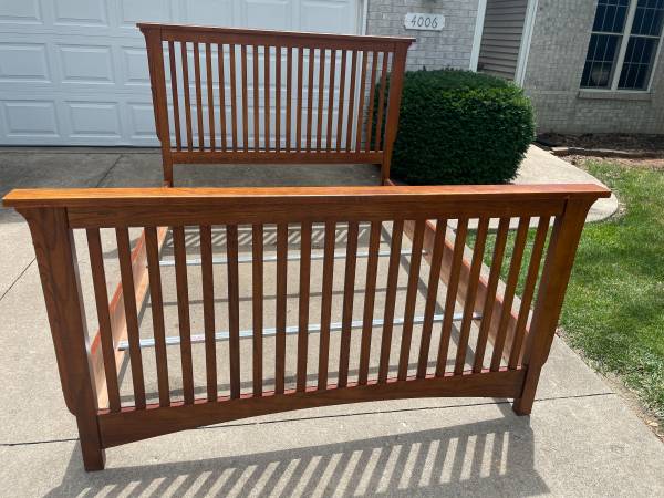 Bed-Queen Size-Wood Slat Style, Quality - $250 (Columbia MO)63471026025859120
